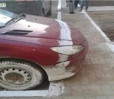 Ну здесь то все правильно. Пид*р, загораживающий пол-тротуара, получил правильную маркировку.