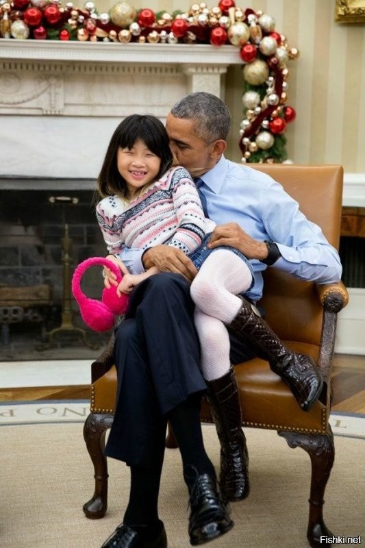 Мне сначала показалось, что девочка в черных брюках, а Обама... мда, покажется же такое.