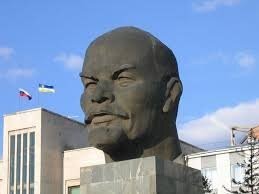А еще там дедушке Ленину голову отрубили и на главной площади водрузили! Дикие люди...