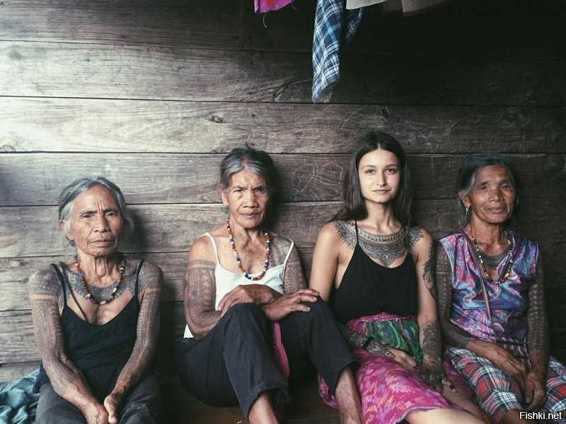 Деревушка Бускалан в провинции Калинга находится в 15 ч езды от филиппинской столицы   Манилы.

Тысячи туристов приезжают сюда, чтобы увидеть Ванг Од – старейшую женщину-мастера традционного тату – батек. В этом году ей исполняется 100 лет. Искусством татуировки она начала заниматься, когда ей было всего 15.

«Я буду это делать до тех пор, пока мое зрение остается острым»,   говорит Ванг Од.

Традиционно татуировки батек наносили местные воины бутбут. Орла   символ воинской доблести, имеют право носить только они, при этом воин не выбирает, где будет находиться тату, это решает только мастер.

Татуировки батек были частью многих ритуалов, сопровождавших рождение ребенка, инициацию, начала самостоятельной жизни.

Однако для женщин   это, скорей, элемент эстетики. «Родители делают татуировки дочерям, чтобы они выглядели привлекательней,   говорит Ванг Од.   И мои друзья однажды сказали мне: «Пойдем, мы сделаем тебя красивой».

Руки и ноги женщины покрты причудливым рисунком, напоминающим кожу питона. Мастер утверждает, что это просто орнамент, он ничего не значит.

Фото: iamgrasyapantasya/instagram
Теперь когда воины перевелись, Ванг Од делает татуировки туристам – иногда по восемь раз в день. Традиционные символы, животные и птицы, горы и солнце – пожелания долголетия, личной силы и процветания.

«Я рада, что ко мне приезжают туристы – они наполняют мою жизнь смыслом»   говорит мастер.

Ее татуировки выполнены в старинной технике, и инструменты она использует те же, что были в ходу век назад – шип от помело, бамбуковая палочка, зола и вода.

Ванг Од верит, что ее искусство может быть передано только близким родственникам, иначе татуировки потеряют силу. И хотя у нее нет своих детей, она раскрывает секреты мастерства внучатым племянникам: «Я единственный оставшийся в живых мастер, но я не боюсь, что мое искусство исчезнет, поскольку я отдаю его в хорошие руки».