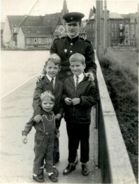 ГСВГ, г. Эберсвальде - кем сейчас стали эти немецкие мальчишки, которые снялись с советским солдатом