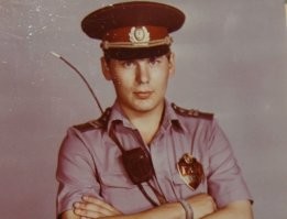 только что сектор слушал, вот, фотка не часто встречается. хой то гаишником некоторое время служил.