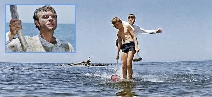 «Они» - это оператор и режиссер. У оператора Максим все время «вываливался» из кадра, а Гайдай предъявлял к нему претензии как к актеру. Например, когда Миронов только замахивался ногой для удара, Максим уже начинал падать в воду. Получалось неестественно. Чувствовалось, что Максим ждал удара. После того как испортили семь дублей, Гайдай громко сказал:

- Все! В следующем дубле Миронов не будет бить Максима, а просто пройдет мимо.

А Миронову шепнул: «Бей, как раньше. И посильней».

Успокоенный Максим, не ожидая удара, нагнулся с удочкой и внезапно для себя получил приличный пинок. Он упал в воду и, почти плача, закричал: «Что же вы, дядя Андрей?!»

Эпизод был снят».