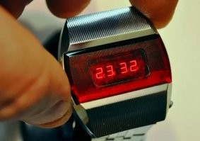 В 1973 году минский завод "Интеграл" начал производство первых советских электронных часов - "Электроника 1". Новинка отличалась прорывными для того времени технологиями и высокой ценой.Так, на момент выхода часы стоили 120 рублей. Именно столько в то время зарабатывал в месяц инженер. Ясно дело отдать целую зарплату (а то и две или три) за часы мог не каждый.

Все кому удалось обзавестись новинкой автоматически становились в глазах других людей воплощением достатка. Часы носили граждане занимающие руководящие должности, ученые, инженеры и энтузиасты.

К слову, последний тип граждан мог потратить на технологическое чудо под названием "Электроника 1" все свои сбережения.Внешний вид у часов был весьма необычным для того времени. Что-то из области хай-тек и фантастики. Большую роль сыграл светодиодный дисплей часов.

Благодаря красному стеклу-светофильтру экран излучал какое-то фантастическое свечение, приковывая к себе внимание окружающих.Темнота и сумерки больше не были проблемой - достаточно нажать на одну кнопку и включался дисплей. Обычные часы с привычными стрелками такой "фишкой" похвастаться не могли.Кстати, часы выпускались в нескольких вариантах оформления. Но ничем кроме внешнего вида они друг от друга не отличались. У всех был тяжелый хромированный корпус и два элемента питания под крышкой. Батареек хватало примерно на 9 месяцев работы.

К слову, в то время достать батарейки типа СЦ-0,18 (именно они использовались в часах) было довольно проблематично.