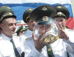 Мы такое спасибо на хлеб не намажем! Мы такое спасибо нальем! Выпьем и снова нальем! 
Каждому СПАСИБО - свой ... бокальчик