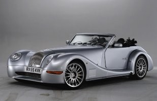 как бы не корректно сравнивать его с морганом, потому что автомобиль стиллистически не выдержа, передок -ретро, бока - хз, зад - футуристический. 
морган до сих пор собирает свои автомобили на ясеневой раме