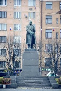 а это памятник Ленину в Выборге - без такой защиты ... и с чайкой на голове ...