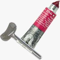 "для измельчения сорняков." - для измельчения чеснока.
"закручивали тюбик с зубной пастой" - конец тюбика вставляется в прорезь в трубке, и накручивая тюбик на ключ, выдавливают его содержимое в точном количестве. Мечта перфекциониста.

"гусеница дубового слизняка" - гусеница бабочки, которую англичане называют "колючий дубовый слизень". А на ней - кладка яиц осы- бракониды.

У слизней гусениц не бывает. 
"Верхняя часть старинного фонарика" линза карманного фонарика середины 20 века. В вермахте почему-то любили эту конструкцию. И, да, для тех, кто родился в 21 веке, это невообразимая старина.
"Когда через бабочку проходил ток" - при подаче на электроды лампы высокого напряжения (от катушки Румкорфа) в ней возникает поток ионов, который заставляет светиться люминофор, нанесенный на крылья бабочки и вращаться на оси саму бабочку. Один из самых эффектных опытов в школьном курсе физики.