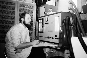 Фото 2. Владимир Шнейдеров явно не с Юрием Синкевич. В те времена Сенкевич выглядел как-то так: