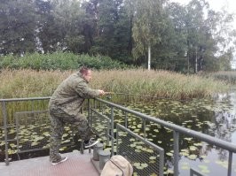 "Травоядных" я на тесто ловлю.
Во-первых, они на него хорошо клюют.
Во-вторых, я ленивый, не надо никого копать/искать.
Мука, вода, подсолнечное масло с запахом. В том году добавлял немного магазинной прикормки для карповых.
Но это в отпуске.
А у нас на севере живут только хищники, здесь опарыши.