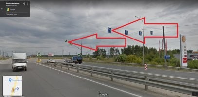 Приведи хотя бы один перекресток в пример  работы светофоров, где основной красный с дополнительной секцией (стрелкой налево) и одновременным основным зеленым на встречном направлении работали вместе.
А вот я тебе приведу доказательство, что в момент ДТП для водителя грузовика горел красный сигнал.
Здесь всё, движение по полосам и разрешающий сигнал светофора по полосе налево.
На скринах разные полосы движения.
Так, что иди учись безграмотный.
Пункт ПДД 13,5 гласит:     При движении в направлении стрелки, включенной в дополнительной секции одновременно с желтым или красным сигналом светофора, водитель обязан уступить дорогу транспортным средствам, движущимся с других направлений.
Но только если транспортное средство заканчивает проезд перекрёстка, а не едет умышлено на красный сигнал светофора.
Весь цикл светофора просмотреть можно тут: