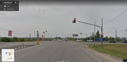 Обратная сторона светофора для водителя грузовика, для него горел красный.
Обратите внимания на встречный поток.