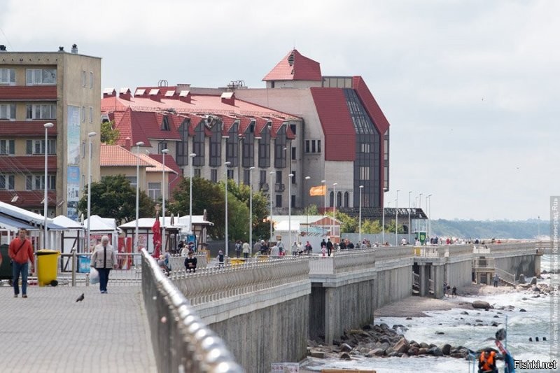 Не стану комментировать по поводу исторического места, ибо не в курсе. Но вот наш опыт общения с газпромом и его стройкой.  Эта уродина покоится на фундаменте немецкого отеля из курортного города Кранц. Ныне приморский милый (пока ещё) город Зеленоградск. Газпром в незапамятные времена приобрёл крепкий, но заброшенный корпус старого гостинично-санаторного сооружения. Сначала возвёл коробку под крышу и всё на этом застопорилось. За почти 30 лет здание разрушалось, становилось прибежищем бомжей, горело несколько раз. И это на центральном выходе к морю. На самом берегу. Возле бювета с минеральной водой. Короче вся эта х..ня на самом видном месте как гнойное бельмо на глазу. Фото прилагаю. Первое, до всех пожаров, но уже полностью разорённое сооружение. Его типа продали, но уже больше трёх лет всё по прежнему. И по слухам продано газпромом (по решению суда), собственно газпрому же. Возможно дочерней фирме. Никто и не собирается ничего там делать. Это вам, ратующим "ЗА" стройку от газпрома, как бы предостережение. Если уж в нашем популярном для туристов и отдыха городке газпром не собирается строить гостиницу уже более 30 лет, то вам стоит задуматься, будет ли вообще что то на том месте.