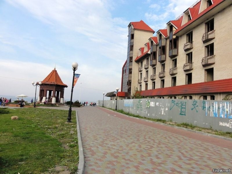 Не стану комментировать по поводу исторического места, ибо не в курсе. Но вот наш опыт общения с газпромом и его стройкой.  Эта уродина покоится на фундаменте немецкого отеля из курортного города Кранц. Ныне приморский милый (пока ещё) город Зеленоградск. Газпром в незапамятные времена приобрёл крепкий, но заброшенный корпус старого гостинично-санаторного сооружения. Сначала возвёл коробку под крышу и всё на этом застопорилось. За почти 30 лет здание разрушалось, становилось прибежищем бомжей, горело несколько раз. И это на центральном выходе к морю. На самом берегу. Возле бювета с минеральной водой. Короче вся эта х..ня на самом видном месте как гнойное бельмо на глазу. Фото прилагаю. Первое, до всех пожаров, но уже полностью разорённое сооружение. Его типа продали, но уже больше трёх лет всё по прежнему. И по слухам продано газпромом (по решению суда), собственно газпрому же. Возможно дочерней фирме. Никто и не собирается ничего там делать. Это вам, ратующим "ЗА" стройку от газпрома, как бы предостережение. Если уж в нашем популярном для туристов и отдыха городке газпром не собирается строить гостиницу уже более 30 лет, то вам стоит задуматься, будет ли вообще что то на том месте.