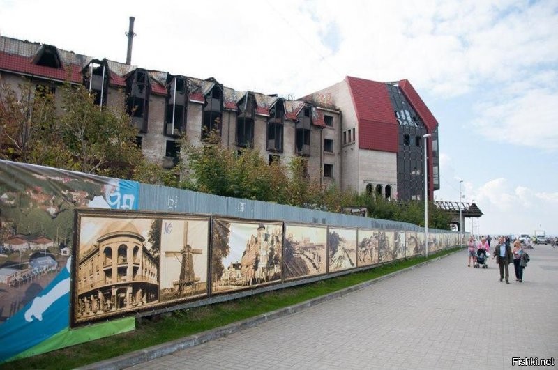 Не стану комментировать по поводу исторического места, ибо не в курсе. Но вот наш опыт общения с газпромом и его стройкой.  Эта уродина покоится на фундаменте немецкого отеля из курортного города Кранц. Ныне приморский милый (пока ещё) город Зеленоградск. Газпром в незапамятные времена приобрёл крепкий, но заброшенный корпус старого гостинично-санаторного сооружения. Сначала возвёл коробку под крышу и всё на этом застопорилось. За почти 30 лет здание разрушалось, становилось прибежищем бомжей, горело несколько раз. И это на центральном выходе к морю. На самом берегу. Возле бювета с минеральной водой. Короче вся эта х..ня на самом видном месте как гнойное бельмо на глазу. Фото прилагаю. Первое, до всех пожаров, но уже полностью разорённое сооружение. Его типа продали, но уже больше трёх лет всё по прежнему. И по слухам продано газпромом (по решению суда), собственно газпрому же. Возможно дочерней фирме. Никто и не собирается ничего там делать. Это вам, ратующим "ЗА" стройку от газпрома, как бы предостережение. Если уж в нашем популярном для туристов и отдыха городке газпром не собирается строить гостиницу уже более 30 лет, то вам стоит задуматься, будет ли вообще что то на том месте.