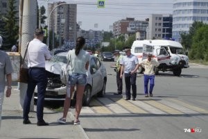 Вот эта красавица. Сама она не пострадала. У роженицы, которую везли в скорой, уже были схватки. Водитель машины скорой помощи рассказал, что женщина была уже в схватках, поэтому он ехал с сигналом.