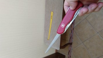 я могу вас им разделать и вырезку снять. так что не знаю, что вы видели и чем пользовались. этот нож режет как бритва и уже много лет. а эта пила реально пилит