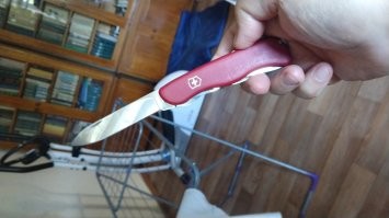 я могу вас им разделать и вырезку снять. так что не знаю, что вы видели и чем пользовались. этот нож режет как бритва и уже много лет. а эта пила реально пилит