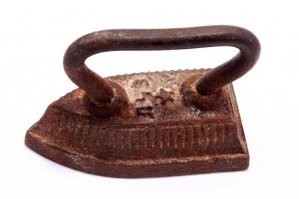 До сих пор у мамы на даче дверь подпирает