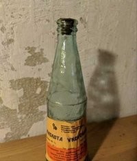 В обычные 0.5 бутылки тоже разливали 70% уксус!
В обычные маленькие шкалики тоже разливали  уксус!!!