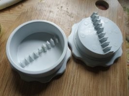 Вот гриндер:

И это тоже гриндеры:


А в статье - мельничка для специй