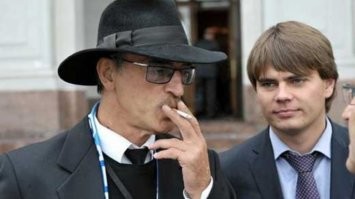 Понравилось! 
Хоть и не ново.
+
Известные и порядочные люди с возрастом (80) не считают нужным даже лысину прикрывать шляпой.
Ни то что некоторые 
Это в смысле - когда совесть чиста. К примеру. Но, это не обязательно.
C'est La Vie