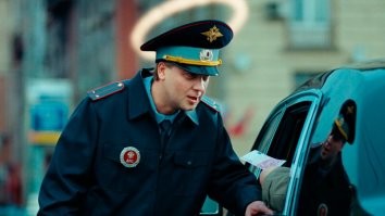 ДПСник спас рабочего, которого прораб спрятал в машине из-за отсутствия прописки
