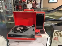 Очень удивился, встретив аналогичные девайсы в иностранном магазине. Обычный испанский супермаркет, обычный отдел бытовой техники - и вдруг несколько моделей дешевых переносных проигрывателей пластинок. Видимо пользуются спросом раз выпускают и предлагают в ассортименте.