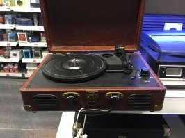 Очень удивился, встретив аналогичные девайсы в иностранном магазине. Обычный испанский супермаркет, обычный отдел бытовой техники - и вдруг несколько моделей дешевых переносных проигрывателей пластинок. Видимо пользуются спросом раз выпускают и предлагают в ассортименте.