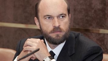 Это господин Пугачев.
Был лютым православным патриотом. За Путина был готов любого разорвать.
но что то сломалось(((
не знаю как насчет православия , но теперь обзывает нашего президента плохими словами.
а патриотизм сейчас к англии
.
Так и с этим господином Малофеевым может приключиться