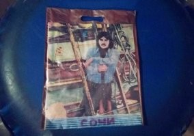 Автор, или у Вас уже маразм, и начались проблемы с памятью (не рановато ли?), либо Вы откровенный лжец!

"дело в том, что иностранные полиэтиленовые пакеты, а других тогда не было"

Вот Вам несколько примеров советских пакетов из многих сотен!