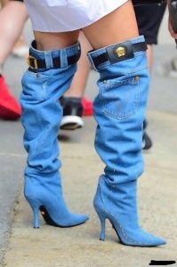 наверное очень удобно носить на 100500 размеров больше, главное модно!