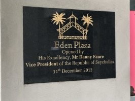 Это только так кажется. Из далека их домишки похожи на что-то приличное. Но, я там проезжал мимо (дорога идет на порт и аэропорт), это двухэтажные лачуги из картона белого цвета... Как-то я не подумал, что фото лачуг пригодится, не отснял. При этом снял жилища богачей. Посещал этот комплекс. И табличка с "благословением" ихнего вице-президента. Зацените название - прямо причит: "Наш цинизм для вас, нищеброды! Сады Эдема для нас, а не для вас!" Например: