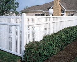 Заборы перед домом не ставят в коттеджных посёлках, потому-что посёлок окружён высоким забором,  остальные американцы стараются ставить забор вокруг всего дома. Разрешённая максимальная высота глухого забора 1.8 метра.