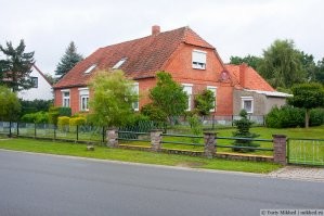 А цо в Европе? И в Европах от соседей за заборчиком прячутся..

ГРАНИЦА ЛИЧНОГО должна быть как то отмечена. Это как отметина территории у псины или кошки...ЭТО МОЁ и не смей сюда лезть))