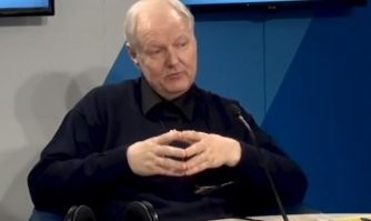 Неподалёку от меня живёт российский диссидент и политический беженец Сергей Алексеев. Я вижу имя его сети: "Putin vor!". Знаете, чем он у нас в Латвии занимается? Рэкетом. Он объезжает местных россиян, которые у нас имеют свою недвижимость и трясёт с них деньги за то, что он их крышует от наших нациков и украинских боевиков, что у нас же отдыхают после их бесчинств на Донбассе. Это просто конченный подонок! Вот вам такие российские либералы и ненавистники Путина. Местные о нём прекрасно знают, поскольку против него возбуждены криминальные дела по поводу конфликтов с местным населением. Кстати, он же организовывал выставку "Люди Майдана" в Риге, в процессе чего от рижан получал плевки и поломанные атрибуты украинского мракобесия.  Вот вам классический российский либерал. Все они конченные мерзавцы и ведут себя по-скотски что в России, что у нас.