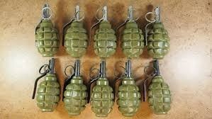 В США толпа устроила протесты против оборонявших свой дом вооруженных супругов