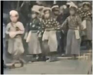 Такое чувство, что дети в Японии ещё в начале прошлого века маски носили.