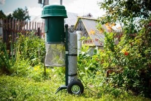 Это скорее всего газовая ловушка для комаров.
Типа такой