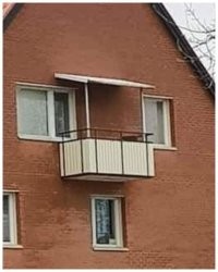 Tam vnizu otverstvie i budka dlya sobaki .