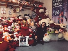 Девушки с плюшевыми мишками