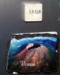 И сейчас эта надпись часто втречается.
Вот на люке

и известный сувенир