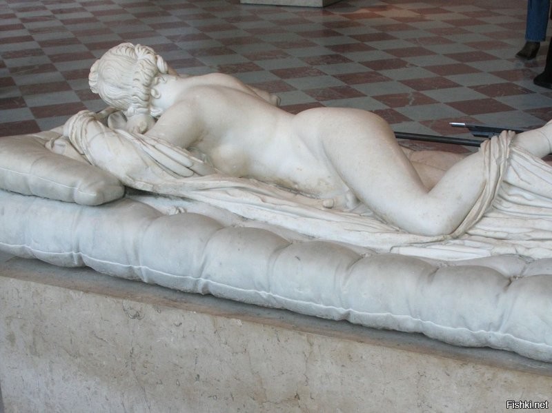 Не поверишь, но да.
Скульптура изображает персонажа греческой мифологии Гермафродита, тело которого сочетает женские (грудь и бедра) и мужские (гениталии) черты.
