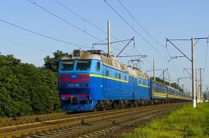 Он не один "пассажироносец" из серии ЧС. Например ЧС7 до сих пор по Окт.ж.д. пассажирские составы таскает.