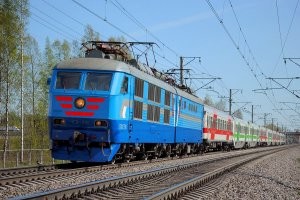 Он не один "пассажироносец" из серии ЧС. Например ЧС7 до сих пор по Окт.ж.д. пассажирские составы таскает.