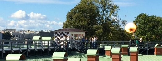Я слева в синей рубашке стою, потом целый день в ушах звенело