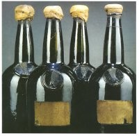 Еще идея появилась. Судя по зубчикам внутри, возможно это для открывания винных и коньячных бутылок, горлышко которых заливали сургучом. Как любитель элитной алкашки, сам сталкиваюсь, что надо аккуратно разломить его (он крошится) А такая приблуда была бы просто идеальным инструментом!!!