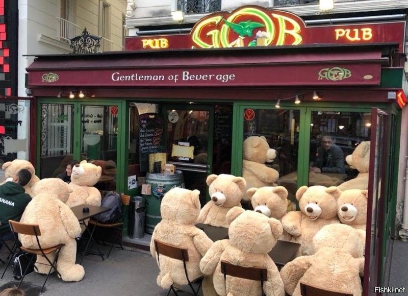 это те самые, которые вчера в Париже в кафе пьянствовали и винца много выпили?