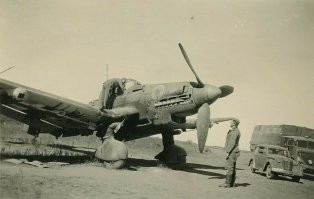 Говно вопрос. Чувствую Вы профессионал в этом вопросе. Просветите неуча: какая именно модификация представлена на видео? D-1, D-2, D-3, D-5 или D-7? 

Вот на фото та йухня, которую выдают, как Вы говорите, за Ju-87"модификация D". На втором фото модификация D-1, на третьем D-3, на четвертом D-7 Оценим внешний вид той йухни, которую пиарят.. И теперь сравним с оригиналами модификации "D": Стойки шасси, наличие воздухозаборников на правой стороне капота, скос фонаря пилотов, место сопряжения капота и винта и т.д. и т.п. 
"тот самый момент, когда Anton Gura перданул сам не зная темы".