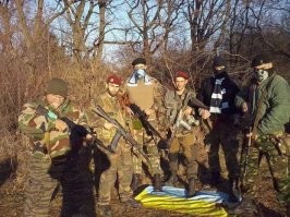 Нынешние казаки - разные.
Те, кто "обвешаны выдуманными наградами" более заметны.
Те, кто воюет в ЧВК (сохранись сейчас это сословие - они этим и занимались-бы) меньше бросаются в глаза. Разница в том, что сейчас каждый может стать "казаком", поступил в ЧВК или поехал в ДНР добровольцем, вот тебе и "погружение в будни реального казака" Пример того-же Ермака Тимофеевича очень показателен.